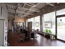 ４席ある木目調の店内