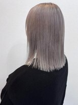 シエスタ(SIESTA)&nbsp;シルバーカラー　ケアブリーチ　顔周りカット　10代20代　美髪