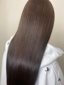 【髪質改善・縮毛矯正サロン】髪質改善トリートメントで髪の内部から補修し、ツヤと潤いのある仕上がりに。