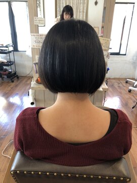 アンプレヴーアジュテ(Impre'vu ajoute) 短め前下がりボブ