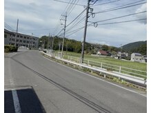 グリーン ジェントル(GREEN GENTLE)の雰囲気（☆自然溢れる景観、ネイビーブルーの建物が当店です☆）