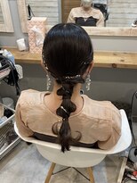 パシャ(Pasha) タイトなヘアスタイルに金箔アレンジ