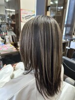 美容室 夢先案内&nbsp;太目ハイライトでコントラストカラー