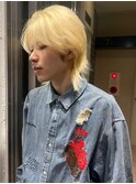 ミディアムウルフ　レイヤーカット　ブロンド　ブリーチカラー