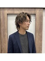ウェリナ(welina) センターパート レイヤーカット ツイスパ ハイライト