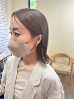 シフト(SHEEFT)&nbsp;大人可愛いうるツヤカーキベージュカラー 外ハネミディ