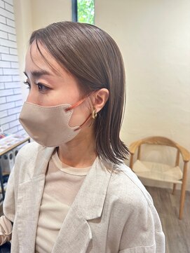 シフト(SHEEFT) 大人可愛いうるツヤカーキベージュカラー 外ハネミディ