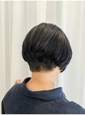 涼しげブルーブラック、ショートボブ。