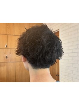 シルエットが綺麗な《ツイストスパイラルパーマ》や《ニュアンスパーマ》が人気◎