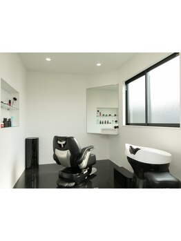 ブラック＆ホワイトのスタイリッシュな空間★意識を高めたい男性の為のサロン《salon・de・coiffure W》