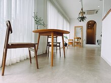 髪、草木に染まる nui. の雰囲気(カフェのような、大人の上質空間で寛ぐ)