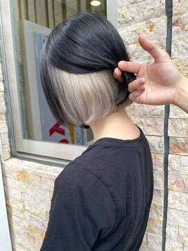 ルーブ トウキョウ(Loob. TOKYO) インナーホワイトカラー、前下がりボブ、タッセルカット、韓国風