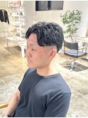 スリックバックメンズセンターパートスキンフェードバーバーヘア