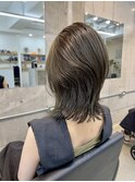 オリーブベージュ