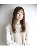 顔周りで作るナチュラルストレートスタイル