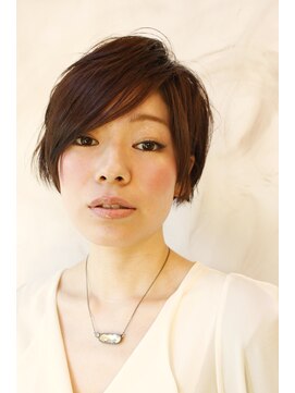 ブーケ(BOUQUET) 大人っぽくクールな雰囲気な前髪長めのショートスタイル。