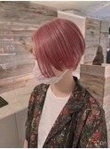 ハイトーンピンクのショートボブスタイル