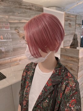 ザ オーダー(THE ORDER) ハイトーンピンクのショートボブスタイル