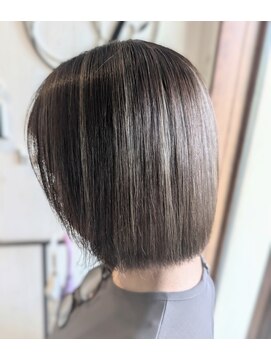 イル(iru) グレー系ハイライトで白髪ぼかし◇