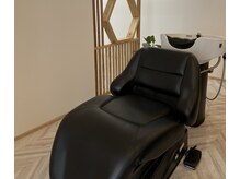 フラットなシャンプー台で首の負担が少なく寝心地◎