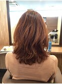 取れかけ風の自然で、動きのあるパーマスタイル。