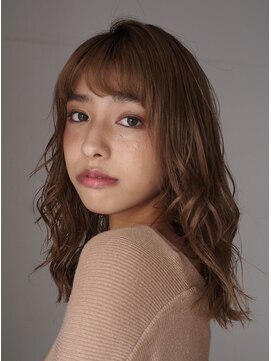 エラ(ELLA) 明るめ暖色カラーで引き出す健康的な美しさ