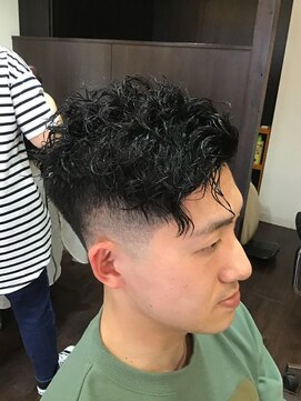 リベット(Rivet) ツイストスパイラル、フェイドカット