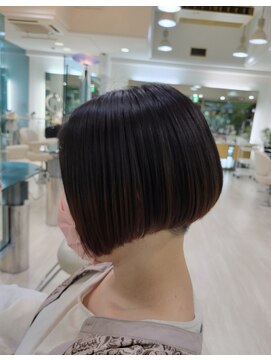 クオーター(QUARTER) 刈り上げ前下がりグラデーションボブ
