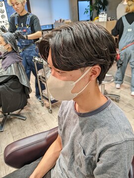 コワファーストナガサキシャンプーボーイ(COIFF1RST NAGASAKI SHAMPOO BOY) センターパート×ニュアンスパーマ