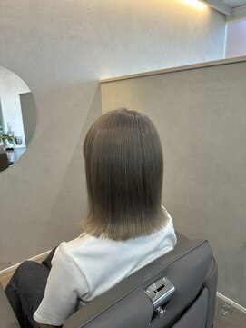 サロンドクオリア(Salon de Qualia) ぱつっとボブ/ハイトーンボブ/ミルクティグレージュ/R