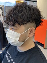 《*ハイウエイトのツイストスパイラルパーマ*》サイドのラインを高めに設定した、清潔感のあるスタイル＊＊