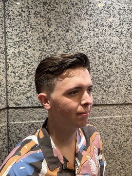 ヘアモード キクチ 銀座店 Clean side part with a low skin fade.