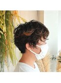 ショートヘアのブリーチパーマスタイル