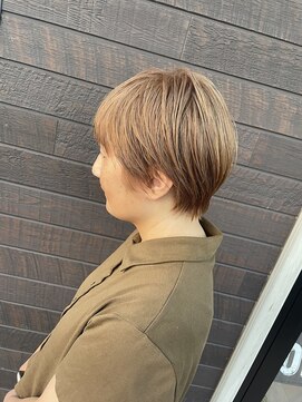 アルファースクーシー(a,scusi?) ショートボブ/ベージュ系カラー/ハイトーン/ワンブリーチ