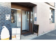 自動ドアから入り右側がサロンになります。