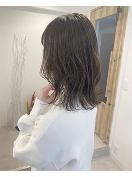 イロ(iro) ミディアムレイヤー　アッシュブラウン