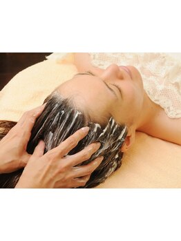 ≪加齢の髪の悩みを解決！≫ゆったり出来る個室も有り★バリ式マッサージで髪と頭皮をエイジングケア♪