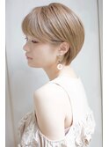 ハイトーンベージュの耳かけこなれショートヘア