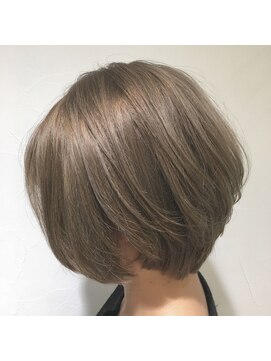 フラット(FLAT) ショート×グレージュ