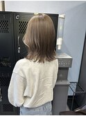 切りっぱなし外はねミディアムボブ　くすみベージュ