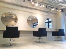 無機質でシンプルな内装がより人と髪と向き合える空間に。