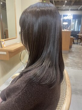 シリ アンド ブラント(siri and brunt) 顔まわりレイヤーロング×透明感オリーブカラー