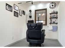 内装はシンプルに、半個室席になってます！