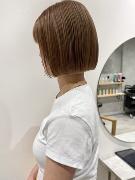ラミエバイメルト 下北沢(lamie by melt) 切りっぱなしボブブリーチハイトーンミルクティーベージュ人気