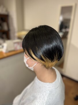 ショート×抜きっぱなしインナーカラー