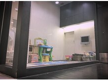 アース 加古川店(HAIR&MAKE EARTH)の雰囲気（キッズスペースあり。お子様同伴可☆ママさんに人気です★）