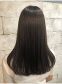 グロッシーな束感で艶髪ストレート