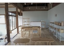 ケシキ(ke-shiki)の雰囲気（古家をリノベーション。１階は家具のショールーム兼ショップ）