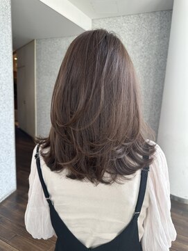 ザック ヴィ(ZACC  vie) やわらかいミディアムレイヤーカット×グレージュカラー