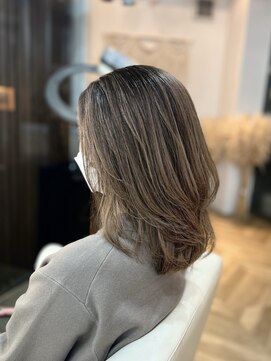 リズ(Reis) ハイライトで繋ぐ根元プリン